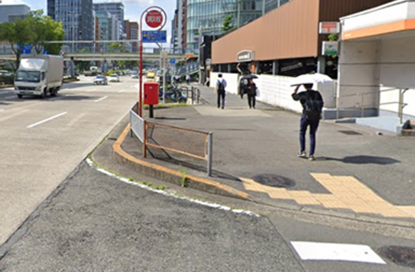 郵便局を通り過ぎ突き当りの歩道橋